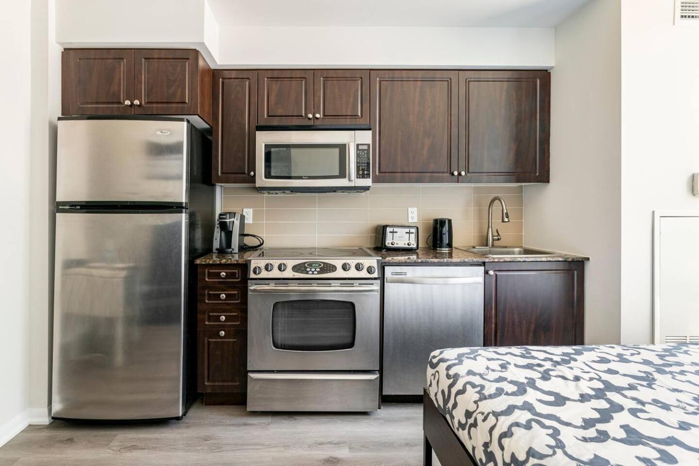 Luxury Suites Steps To Cn Tower Toronto Ngoại thất bức ảnh