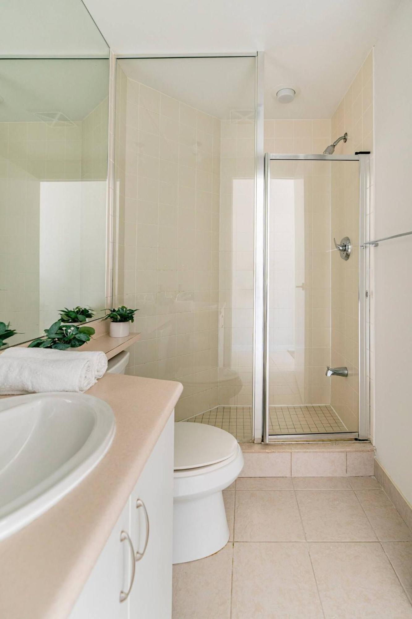 Luxury Suites Steps To Cn Tower Toronto Ngoại thất bức ảnh